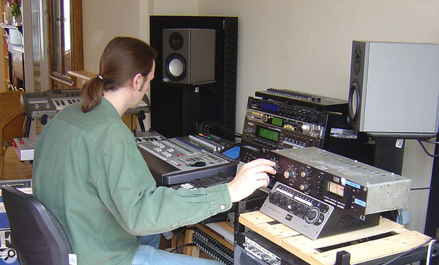 Mike compares the sound of the VS1176LN to that of an original black-face Urei 1176 provided by FX Rentals. Mike compares the sound of the VS1176LN to that of an original black-face Urei 1176 provided by FX Rentals.