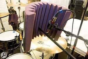 An improvised baffle made from half a plastic bucket lined with acoustic foam helped reduce hi–hat spill into the ride–cymbal mic, but at the expense of introducing nasty comb–filtering side–effects for the floor–tom mic’s cymbals spill. An improvised baffle made from half a plastic bucket lined with acoustic foam helped reduce hi–hat spill into the ride–cymbal mic, but at the expense of introducing nasty comb–filtering side–effects for the floor–tom mic’s cymbals spill.