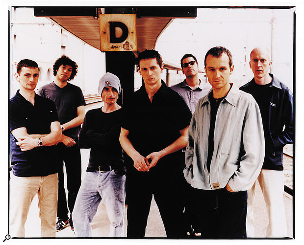 James, 1999 (l‑r): Jim Glennie, Adrian Oxaal, Saul Davies, Mark Hunter, Michael Kulas, Tim Booth, David Baynton‑Power.