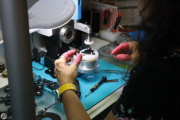 Capsule assembly takes place in a laboratory‑style clean‑room cupboard. The finger protectors ensure that no grease or dirt can contaminate the capsule.