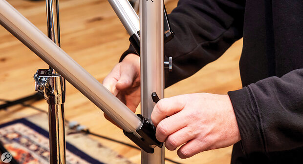 The universal joint that determines the angle of each arm is adjusted using a ratcheted lever.