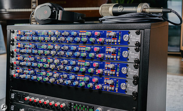 The Input Flip button, adjacent to the main output level control, switches the second input to feed the mic preamp, in case you want to spice up your line‑level signals.