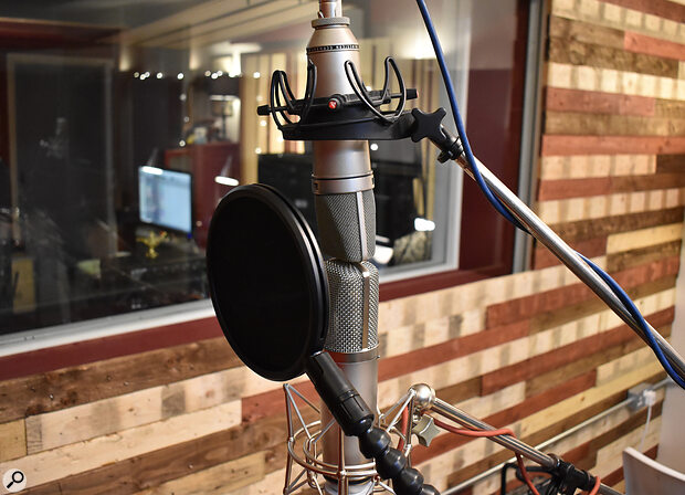 Comparing the WA‑87 R2 to an original 1971 Neumann U87.