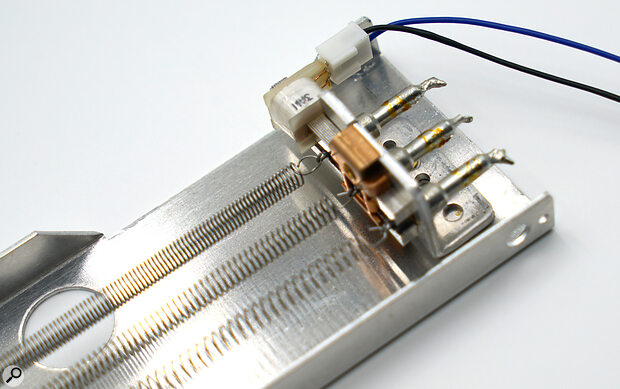 Four units each house three springs, giving the XL305R a total of 12 strings that make possible its musical tuning.