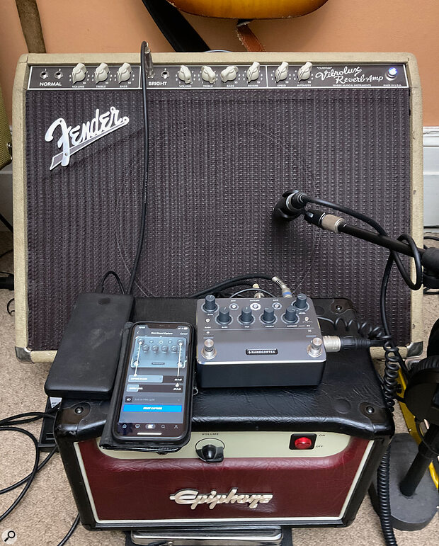 The capture setup for the author’s miked‑up Fender Vibrolux Reverb combo, with both the hardware and control app in use.