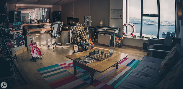 With its fantastic view across the Outer Hebrides, it’s not hard to see the appeal of Black Bay’s residential studio!