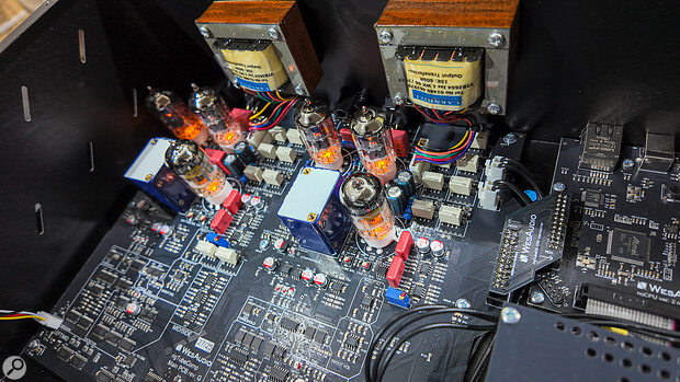 A peep inside reveals the warm glow of six Svetlana and JJ Tesla valves used for compression and, along with the Carnhill transformers, a switchable valve output stage.
