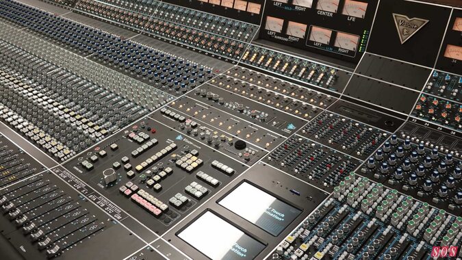 API Vision Plus large-format analogue in-line console