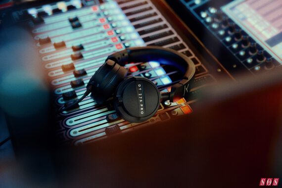 beyerdynamic DT 275 Pro cloased-back headphones