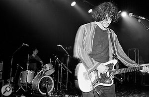 Kevin Shields and Colm Ó Cíosóig playing live at Manchester University, 1989.