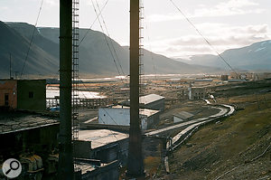 The entire settlement of Pyramiden was abandoned suddenly in 1998, in mysterious circumstances. Rasmus: "A photo with the power plant in the foreground and the rest of the settlement in the background. A thousand people used to live here.”  The rhythm track to the song 'Dreams Today' is based on a recording of Casper Clausen running along one of the long wooden walkways.