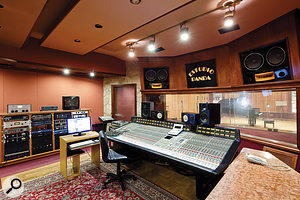 Estudio Panda’s large Studio A was built in 1990, with a control-room design by George Augspurger.