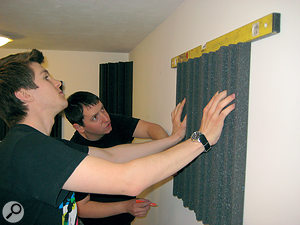 Four hands are better than two when it comes to measuring and marking the walls. The spirit level is essential. 