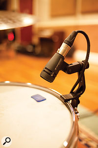 To augment the overhead and room mics, industry-standard close mics were employed, in conventional positions. Tommaso Colliva was surprised at how little the room influenced the sound captured by these close mics.