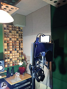 The acoustic treatment in our São Paulo home studio, pictured, follows the principle of thirds: one-third absorption, one-third diffusion and one-third reflection. In our hotel rooms, where pillows and blankets substituted diffusors and acoustic clouds, we ended up with something closer to two-thirds absorption and one-part reflection.