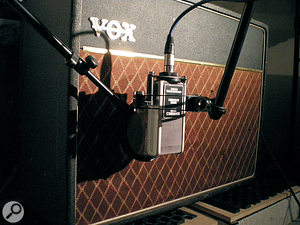 Above: testing the Delta on a Vox AC15 amplifier. Above right: testing on an Orange cabinet with Soldano Hot Rod 50+ amp.Note the presence of the pop shield in both cases, to protect the ribbon from strong blasts of air from the cabinets.