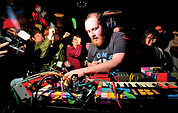 Dan Deacon performing Electronica live.