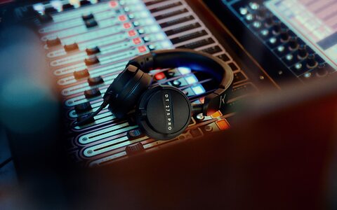 beyerdynamic DT 275 Pro cloased-back headphones