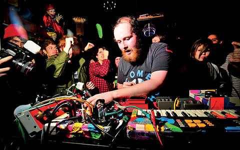 Dan Deacon performing Electronica live.
