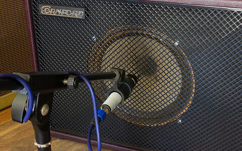 For the brightest sound, place the mic ‘on axis’ (firing directly at the speaker), and aiming at the centre of the speaker cone. For the brightest sound, place the mic ‘on axis’ (firing directly at the speaker), and aiming at the centre of the speaker cone.