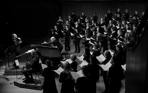 Contrasts captures 19 members of the Eric Whitacre Singers performing experimental techniques in AIR Studios' Lyndhurst Hall. Spitfire Audio Eric Whitacre Contrast choral choir vocal sample library