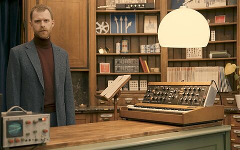 Synthesizing with Moog video series